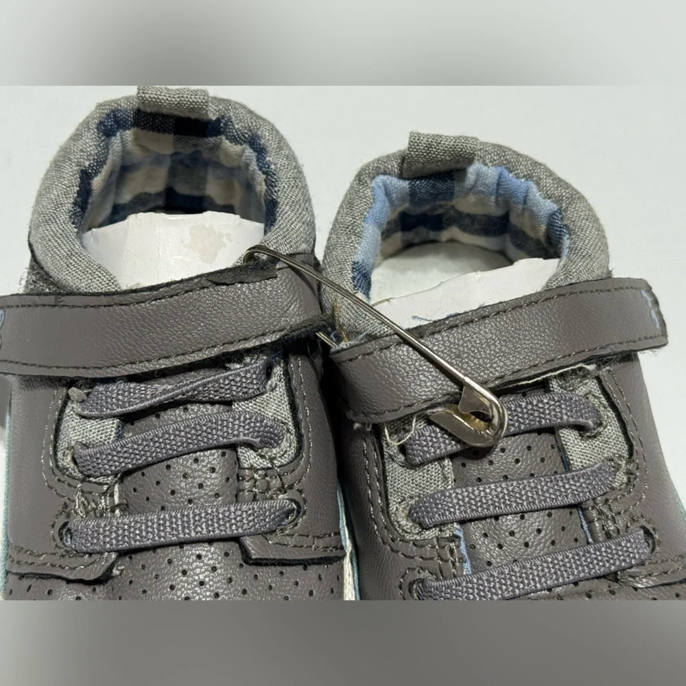 Suprize by Stride Rite Gray Sneakers with Velcro Straps size 6-12 mths